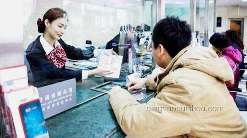 银行柜员放大镜下的效率之争，我的亲历与思考 🔍💼